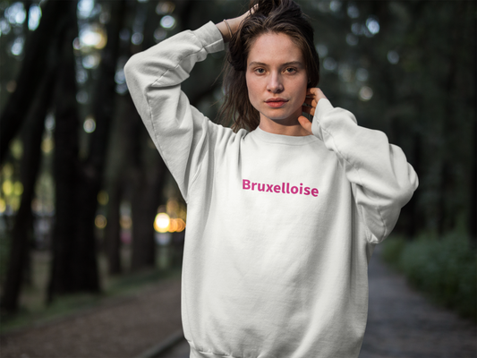 Sweatshirt Bruxelloise ivoire, porté par une femme