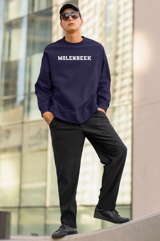 Sweatshirt Molenbeek bleu marine, porté par un homme
