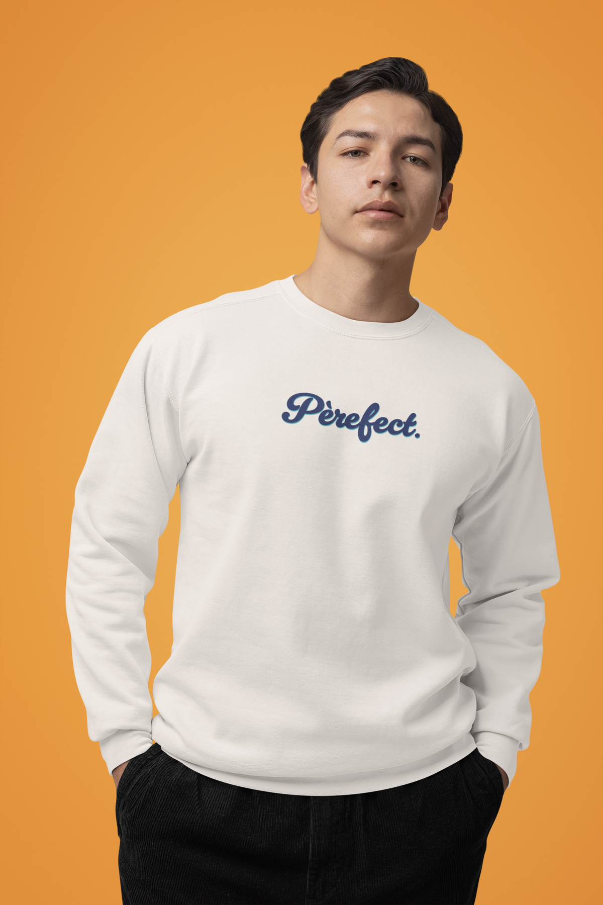 Sweatshirt Pèrefect ivoire, porté par un homme