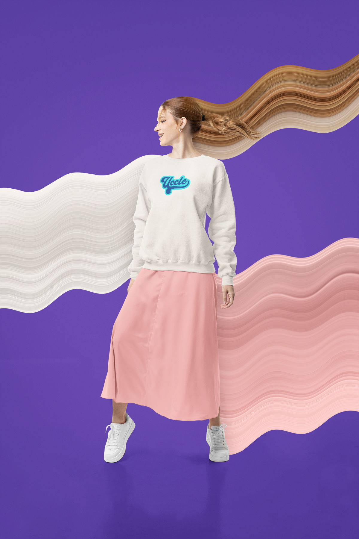 Sweatshirt Uccle Vibes ivoire, porté par une femme