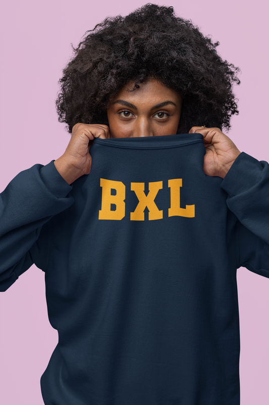 Sweatshirt BXL bleu marine, porté par une femme