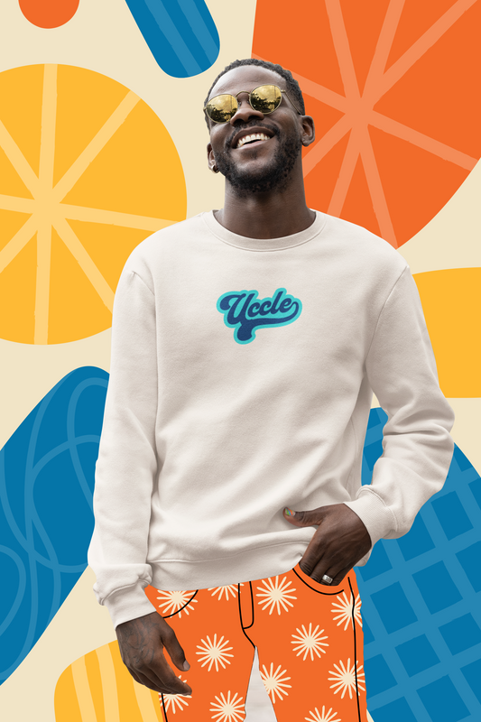Sweatshirt Uccle Vibes ivoire, porté par un homme