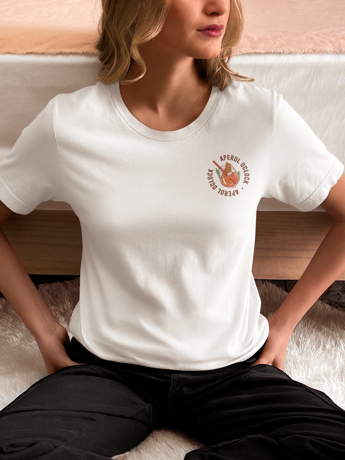 T-shirt Aperol O'clock, porté par une femme