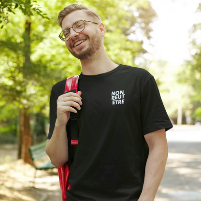 t-shirt non peut-être noir porté par un homme