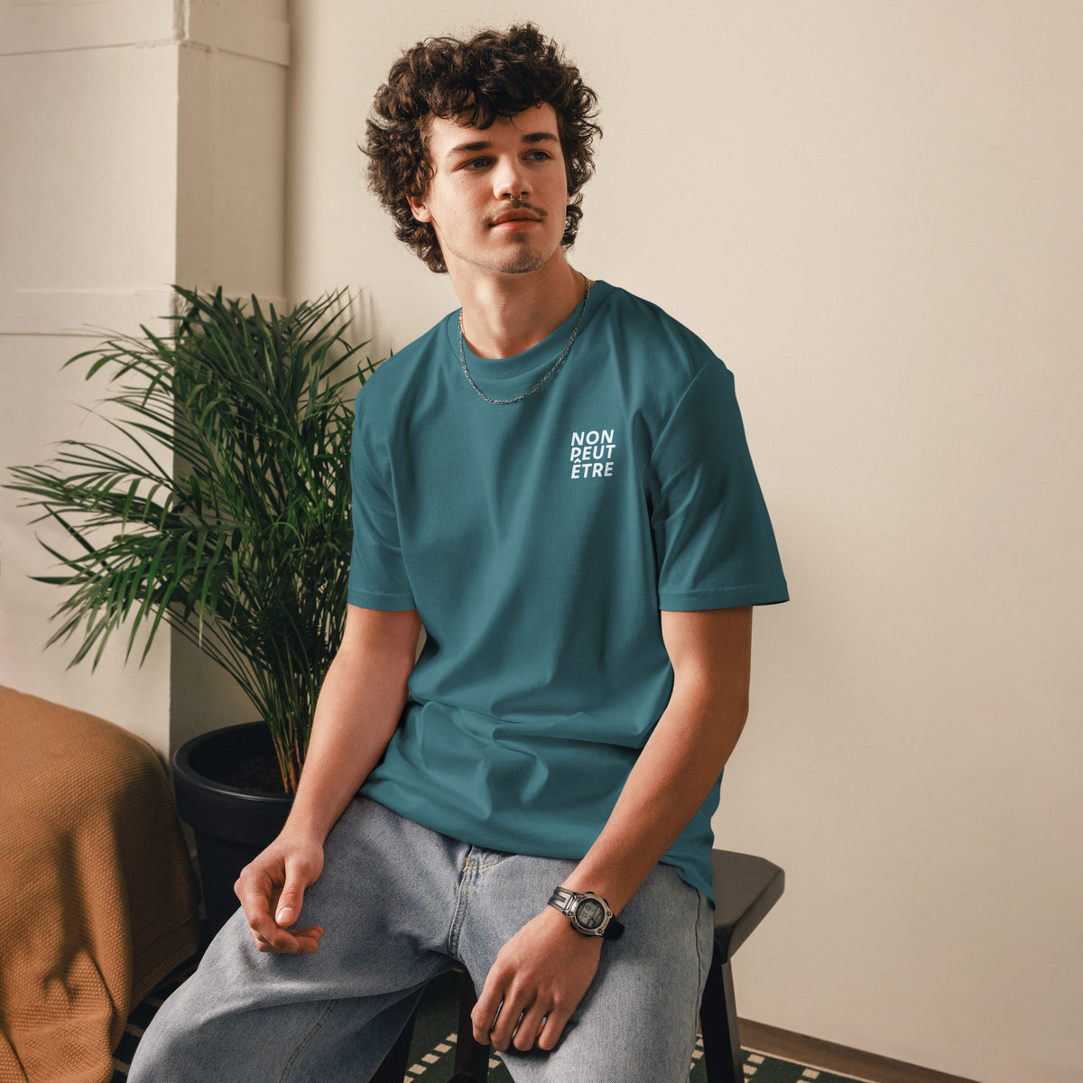 T-shirt Non peut-être, porté par un homme