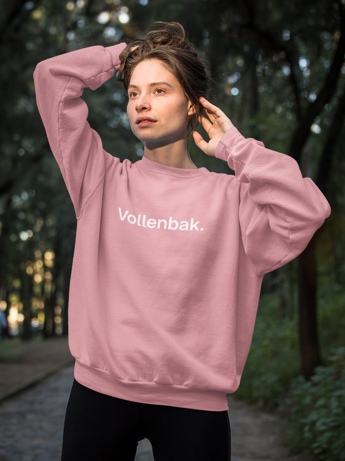 Sweatshirt Vollenbak rose, porté par une femme