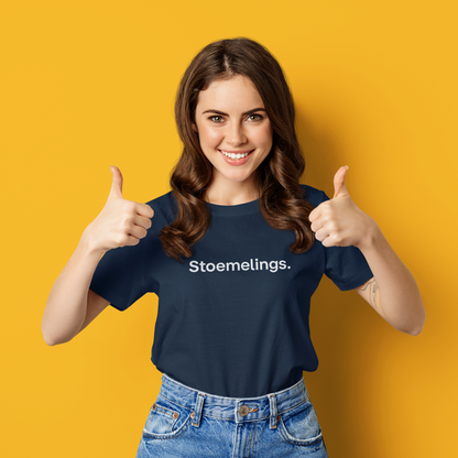 T-shirt Stoemelings bleu marine, porté par une femme